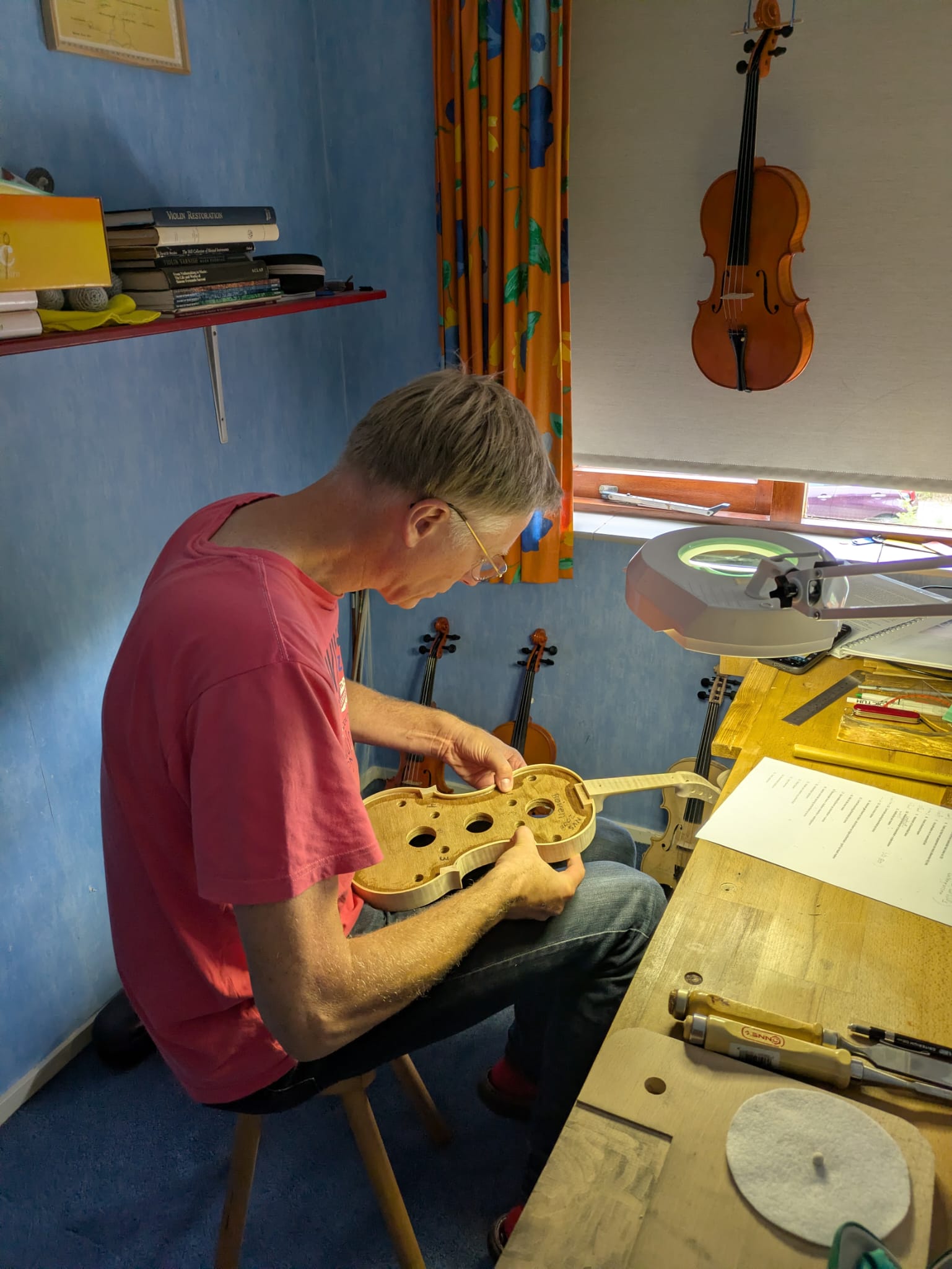 Vioolbouwer aan het werk